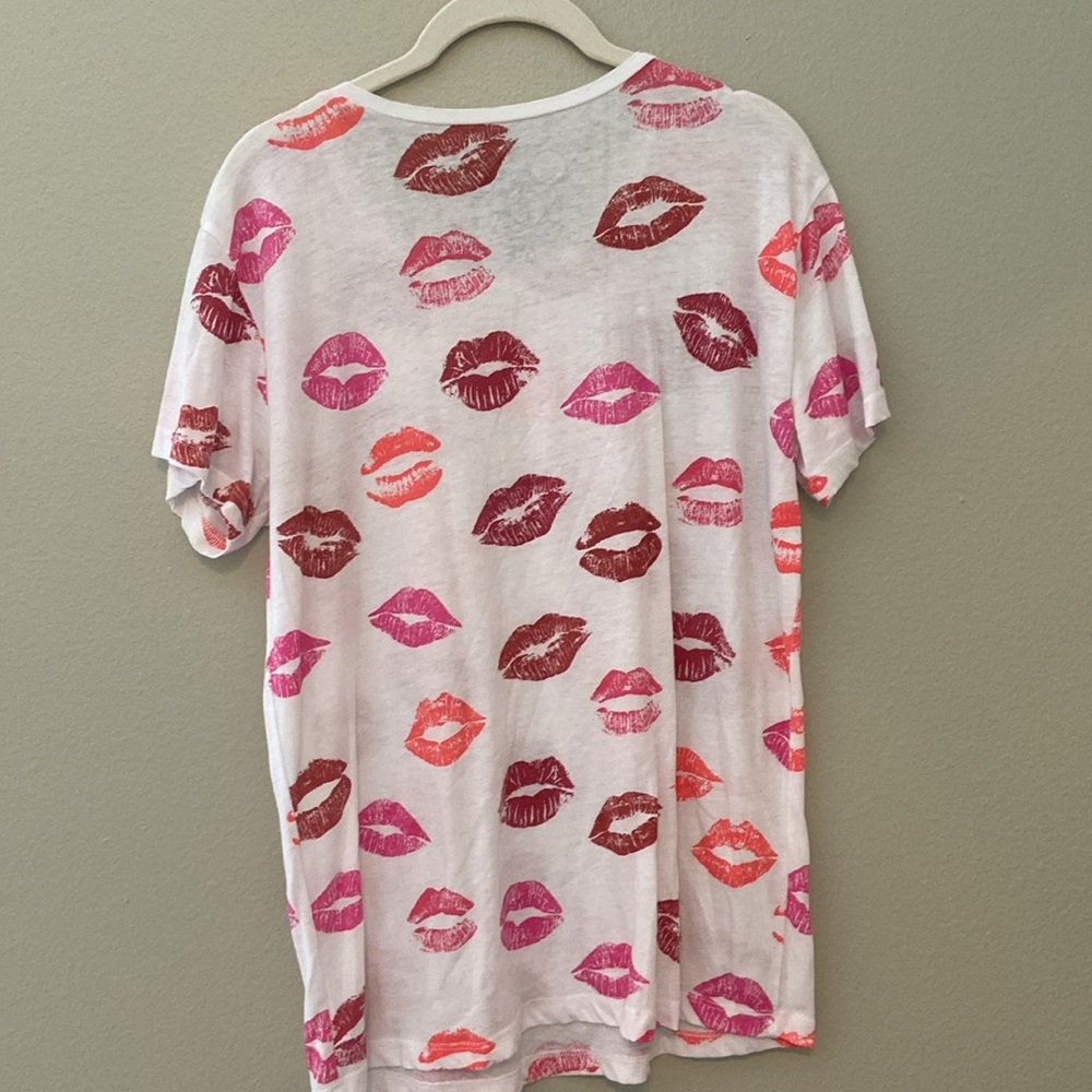 Chaser Lips Lipstick Print Graphic Tee Pink Tones Soft Short Sleeve Top - Picture 6 of 8